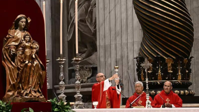 El cardenal "Tucho" Fernández presidió la sexta misa del novenario por Francisco