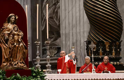 El cardenal "Tucho" Fernández presidió la sexta misa del novenario por Francisco