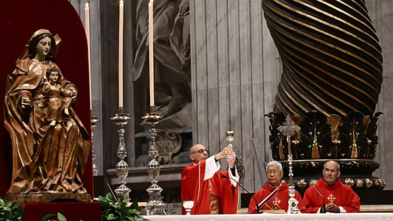 El cardenal "Tucho" Fernández presidió la sexta misa del novenario por Francisco