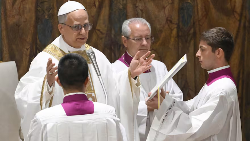En su debut, León XIV urgió a la misión y advirtió que reducir a Jesús a superhombre es ateísmo de hecho