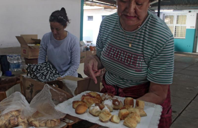 El trabajo de las personas que cocinan y asisten a fiscales y autoridades de mesa