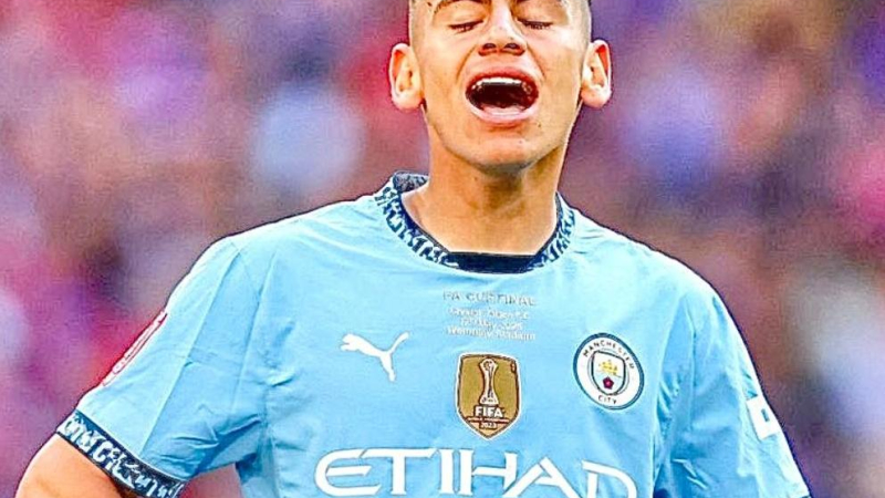 El debut del Diablito Echeverri en el Manchester City: chances de gol, amarilla y derrota en la final
