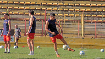 Sarmiento y un duelo de alto riesgo ante "El Profe" en La Banda