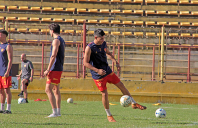 Sarmiento y un duelo de alto riesgo ante "El Profe" en La Banda