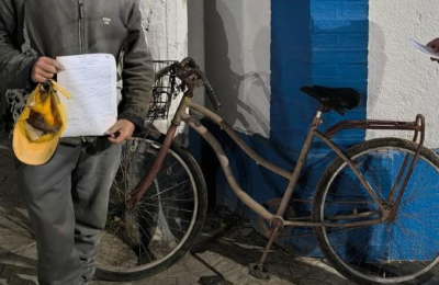 Lo amenazó con una barra de hierro y le robó la bicicleta