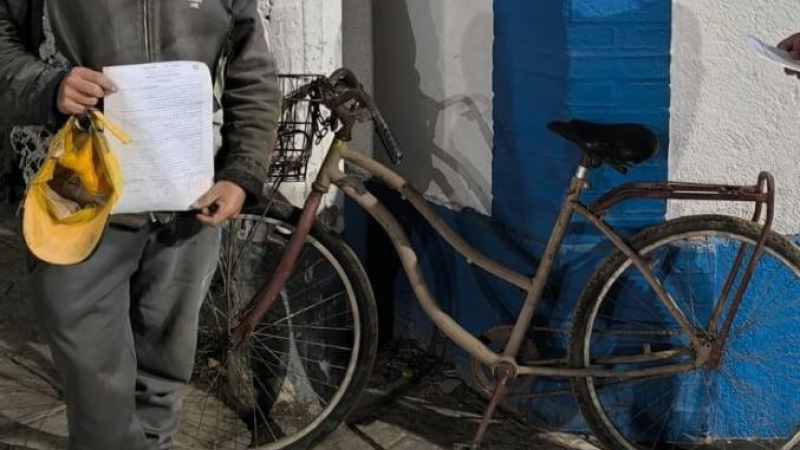 Lo amenazó con una barra de hierro y le robó la bicicleta