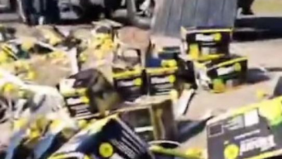 Volcó un camión y los vecinos se llevaron la carga de limones