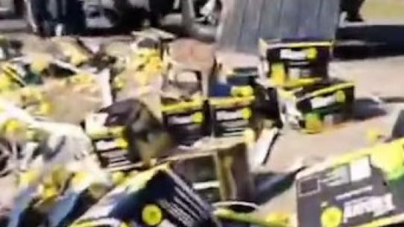 Volcó un camión y los vecinos se llevaron la carga de limones