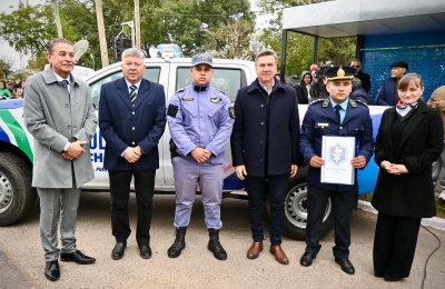 El gobernador entregó patrullero y títulos de propiedad en Puerto Vilelas