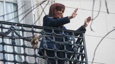 Cristina Kirchner preguntó a la Justicia si tiene permitido salir o no al balcón durante su prisión domiciliaria
