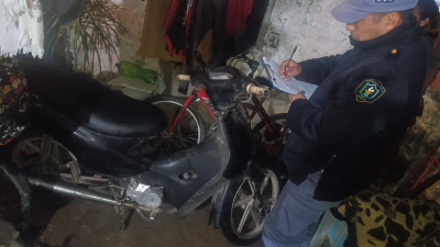 Intentó llevarse una moto a la rastra: fue detenido