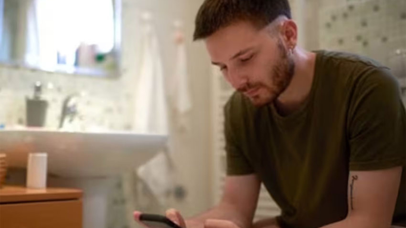 Por qué muchos hombres pasan horas en el baño: el estudio británico que sorprendió