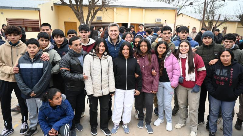 Zdero entregó elementos educativos a varias escuelas de El Sauzalito