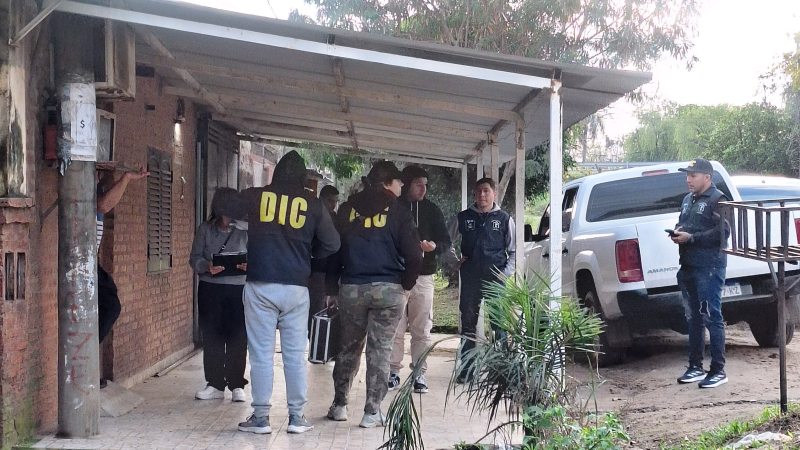 Detienen al influencer que se hacía pasar por policía en redes: allanaron su casa