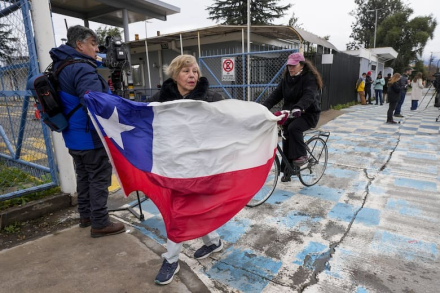 una-mujer-sostiene-una-bandera-c.jpg