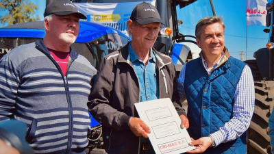 Zdero entregó máquinas a consorcios camineros