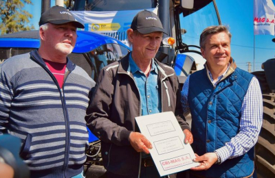 Zdero entregó máquinas a consorcios camineros