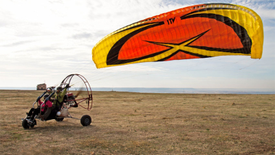 Sufrió graves heridas al caer con un paramotor