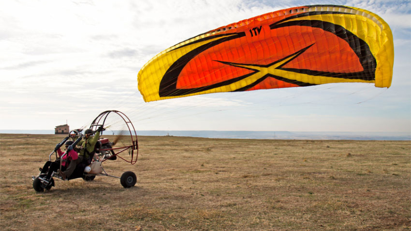 Sufrió graves heridas al caer con un paramotor