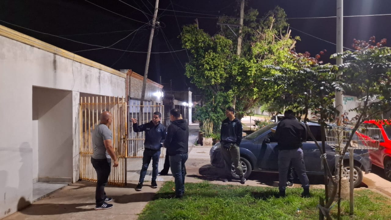 Un hombre hirió a su exesposa y fue apuñalado por su propio hijo