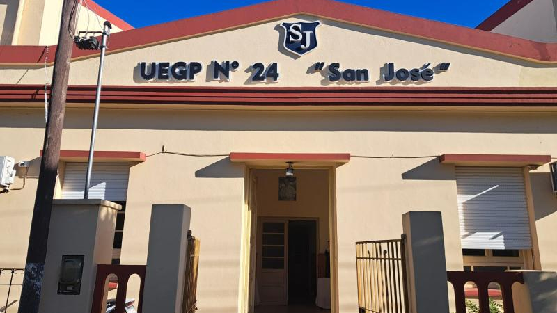 Prohibieron celulares en colegio de Castelli por casos de violencia digital