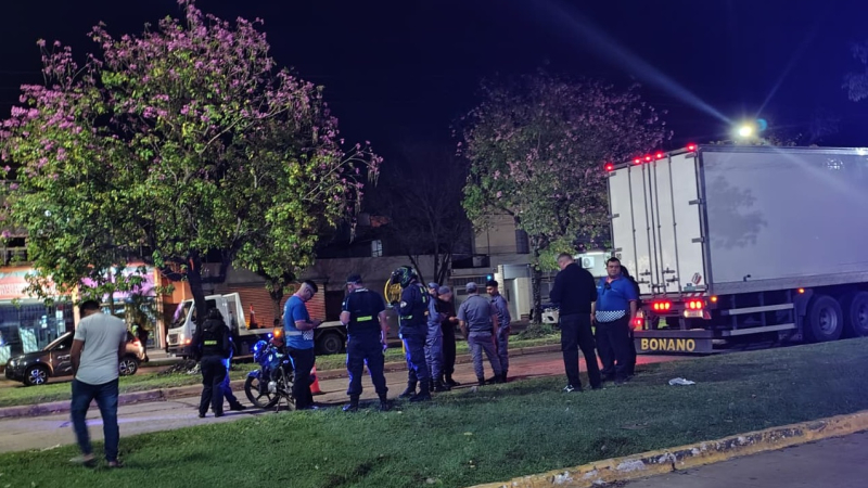 Atraparon al camionero que derribó postes y escapó en el centro de Resistencia