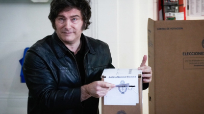 Votó el presidente Javier Milei, saludó a la gente, pero evitó dar declaraciones