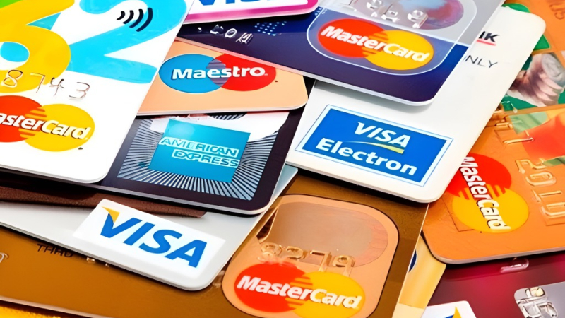 Crece el uso de tarjetas de crédito para compras básicas 