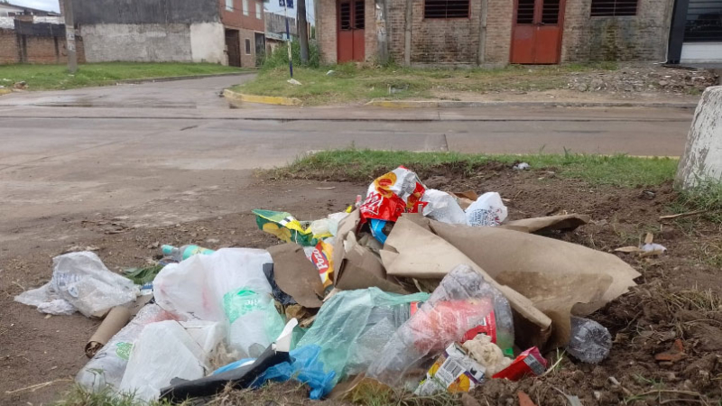 Barrio San Miguel pide respuestas por iluminación y acumulación de basura