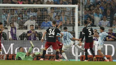 En un partidazo, Racing ganó de manera agónica y eliminó a River en octavos de final