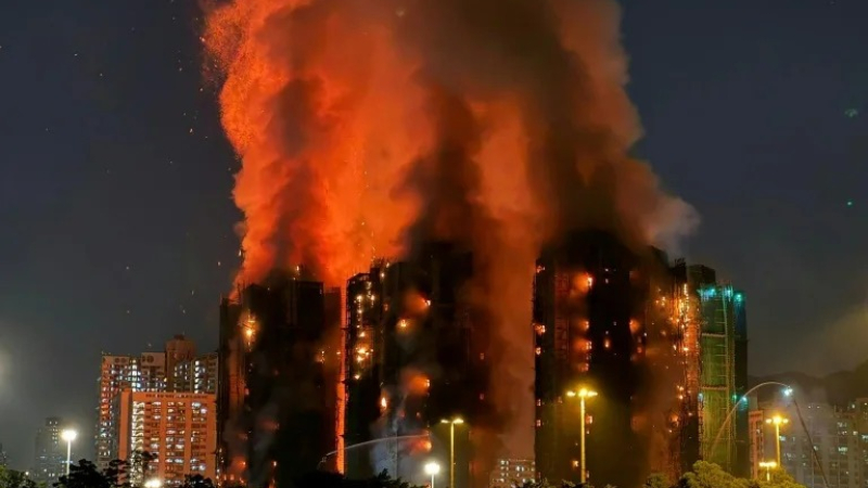 Al menos 13 muertos en incendio en complejo residencial de Hong Kong