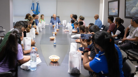 Gildo-con-estudiantes-colonia--(1).jpg