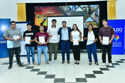 acto de entrega de certificados de las prestaciones _Inserción Laboral y Experiencia Profesional_ y _Mejora Continua_ de la Subsecretaria de Empleo.jpg
