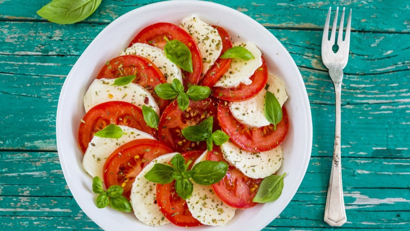 Te enseñamos a hacer una ensalada rápida y fresca con solo tres ingredientes