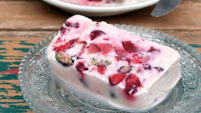 Semifrío de cerezas, arándanos y yogur: receta del helado más fácil del mundo