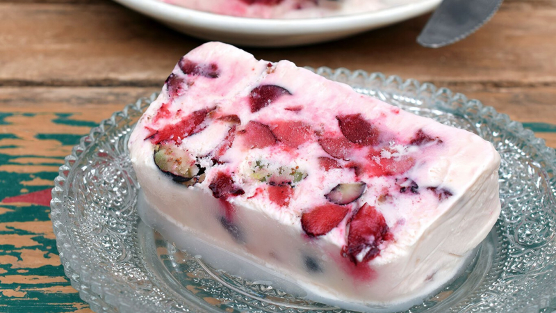 Semifrío de cerezas, arándanos y yogur: receta del helado más fácil del mundo