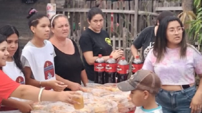 Comparten una mesa navideña con personas en situación de calle