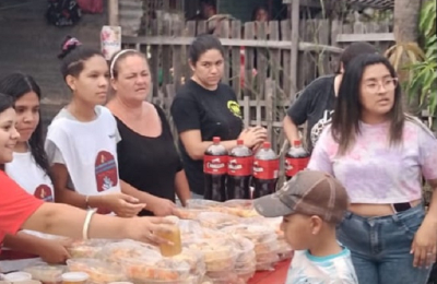 Comparten una mesa navideña con personas en situación de calle