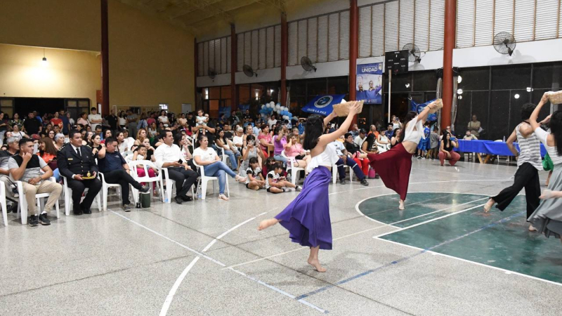 Gala de Fin de Año de Arte Popular en el Polideportivo La Paz