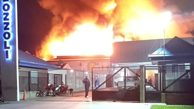 Sáenz Peña: impactante incendio en la reconocida fábrica de colchones de la empresa Zozzoli