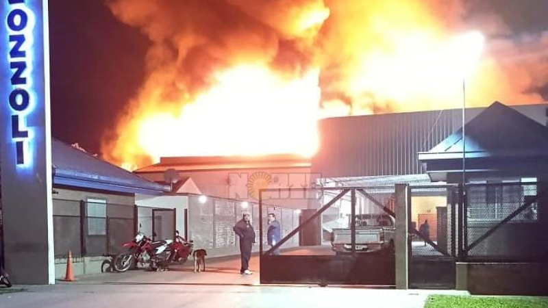 Sáenz Peña: impactante incendio en la reconocida fábrica de colchones de la empresa Zozzoli