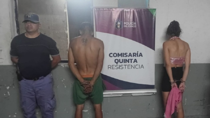 Detuvieron a una pareja que forzaba un carro de comidas