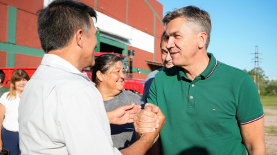 El Gobierno provincial entregó maquinarias a productores tabacaleros en Colonia Benítez
