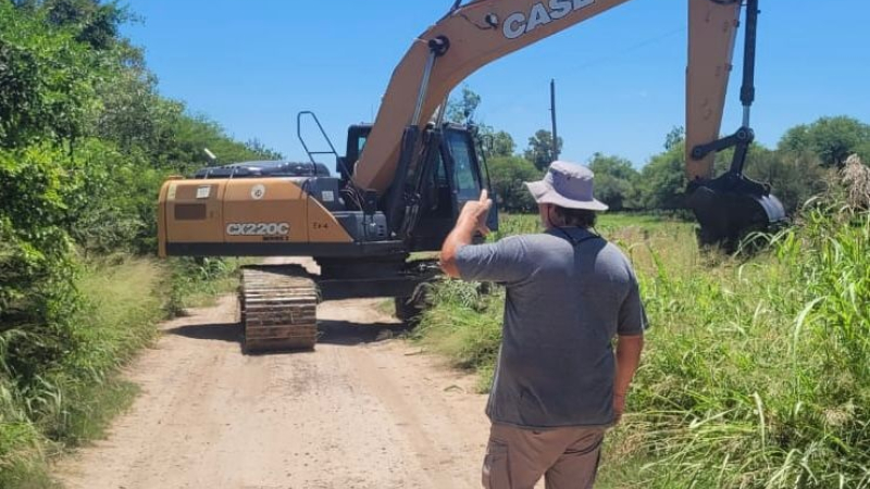 APA y Vialidad Provincial ejecutan tareas de saneamiento en el Canal III del Bajo Hondo Grande
