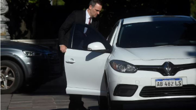 Adorni prepara una medida para que los funcionarios no puedan viajar en primera clase