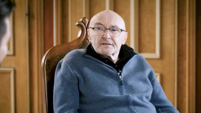 Phil Collins a los 74 años: 24 horas de cuidados médicos y una lucha diaria por caminar