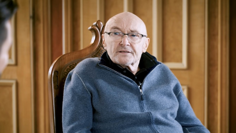 Phil Collins a los 74 años: 24 horas de cuidados médicos y una lucha diaria por caminar