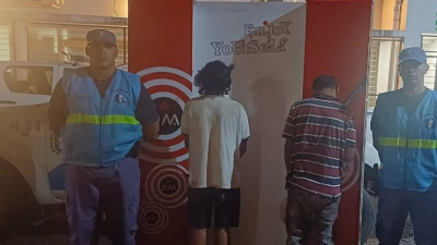 Caminantes frustraron el robo de un cartel comercial en pleno centro
