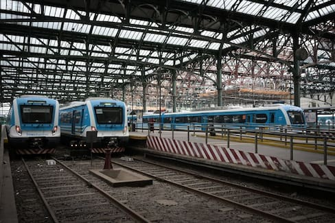 los-trenes-paralizados-en-la-est.jpg