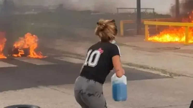 Familiares y amigos de un preso muerto se prendieron fuego frente a la cárcel